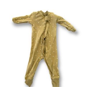 Reach for the stars! Quincy Mae 6-12 months yellow star onesie lightly loved